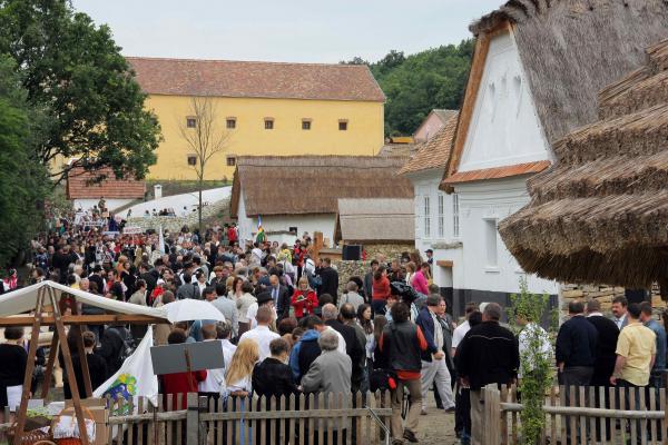 Majális a szentendrei Skanzenben
