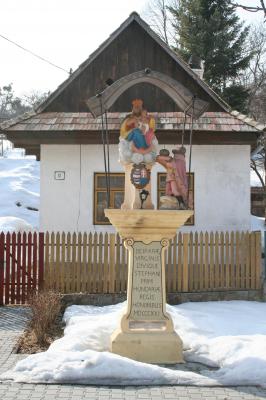 Szent István országfelajánlása. Szobor kompozíció 1821-ből. A  helyi szlovák lakosság máig jó karban tartja, és tiszteletben részesíti. Prenčov (Berencsfalu, Hont vm., Szlovákia)