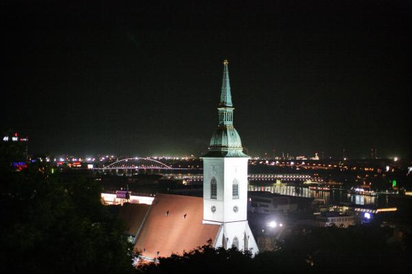 Szent Korona a Szent Márton dóm csúcsán