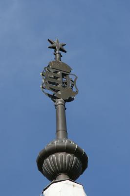 A Szent Korona csillaggal és a címerpajzzsal. Kővágóörs, evangélikus templom