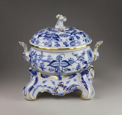 Levesestál fedéllel - kör alapú, ún. hagymadekorral (12 személyes asztali készlet része). Meisseni Porcelángyár, 1920 körül