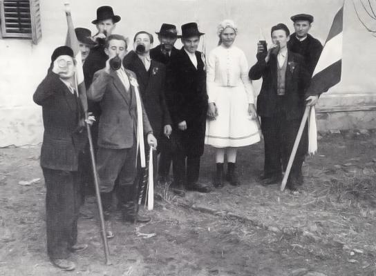Szlovák menyasszony magyar nemzetiszín csíkos esküvői ruhában, zászlóvivők a magyar trikolórral. Vanyarc 1957. 03 07. 