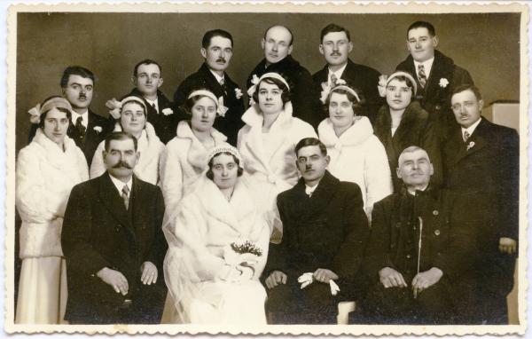 Ismeretlen pár az örömapákkal, a koszorúslányokkal és legényekkel, 1930-as évek második fele.