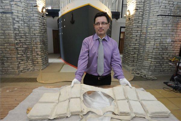 Niksa Mendes horvát muzeológus a Titanic fennmaradt öt mentőmellényéből a fiumei tengerészeti múzeum gyűjteményében található darabot mutatja be.