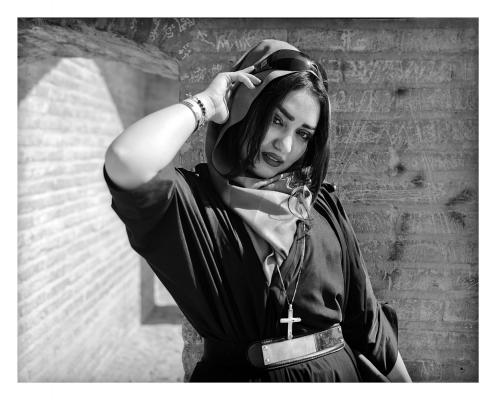 Aisha (28) portréja az iszfaháni (Irán) Szioszepol hídon. A kermáni származású lány sminkesként dolgozik a fővárosban, a 2009-es választások után kitört zavargásokban férjét és öccsét veszítette el. Vámbéry hónapokon át utazott Perzsiában - többek között Iszfahánban is járt -, közben kitalálta, hogy kolduló dervisnek öltözve fogja túlélni az akkor nyugatiakra nézve igen veszélyes Közép-Ázsiát.