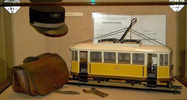 A tárlóban a híres pécsi villamost felidéző tárgyak – villamos makett, kalauztáska, jegylyukasztó, kalauzsapka – láthatók.\r\n